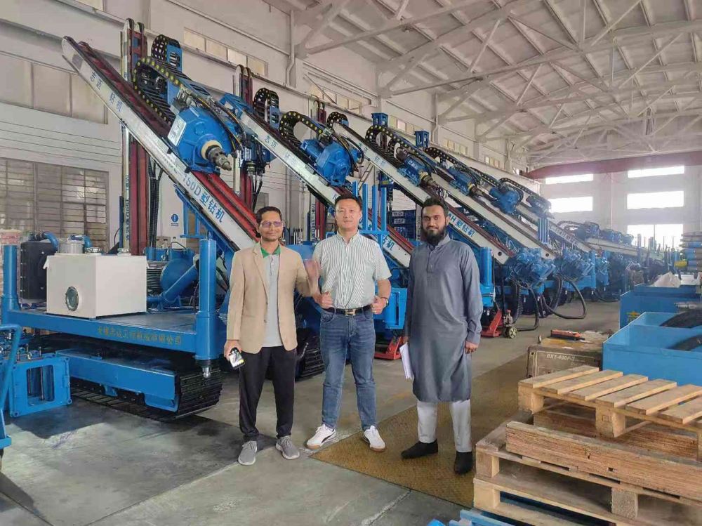 Invitamos a amigos de Filipinas a visitar la fábrica de RM para inspección y negociación. Invitamos a amigos de Filipinas a visitar la fábrica de RM para inspección y negociación.